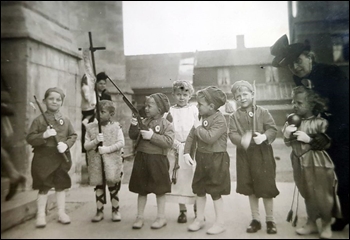 Procession09061947-06.jpg